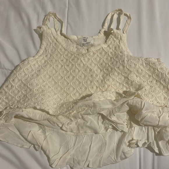 Crop feminine top with frill - Picture 2 of 4